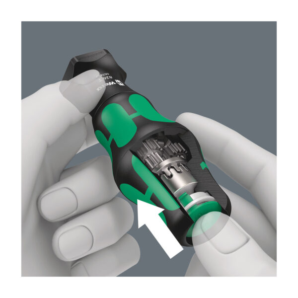 it quadruples the working speed with smooth couplings - purely mechanically. One hand holds the front part of the handle
