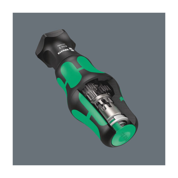 the other hand turns the rear part of the handle. The turbo function can be switched on or off at the push of a button. Turning it off is recommended for tightening and loosening with high torque